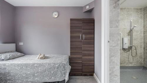 Remaj Serviced Accommodation, sleeps 7 & free parking - Foto 2