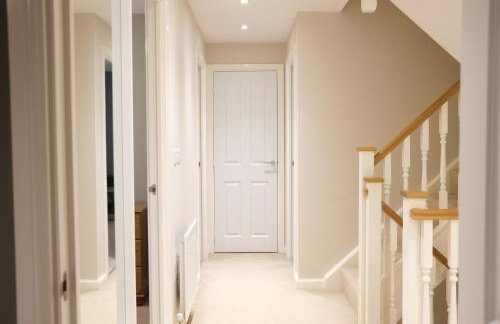 Luxury 6-Bedroom House 5 minutes from Bicester Village Shopping Outlet - Perfect for Business and Family Stays! Private Parking for 4 Cars! - Photo 39