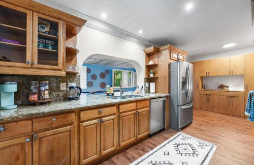 Centrally Located 4BD Oasis with Pool & Movie Patio - Foto 29