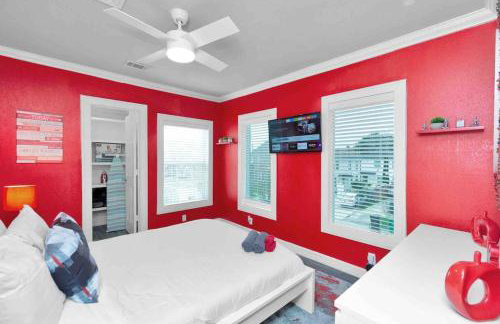 Prolific Red Luxe: Private Deck + Stylish Living - Photo 13