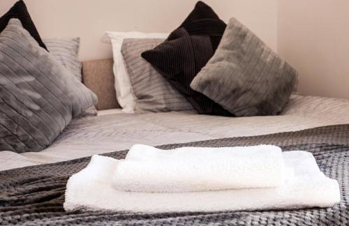 Contractor house, sleeps 7, close to restaurant's & bars, long stays available, Oveyo Accommodation - Foto 11