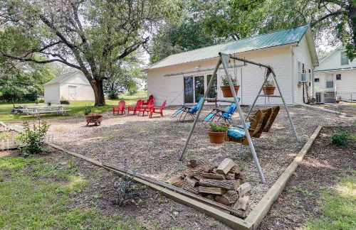 Coffeyville Countryside Studio with Fire Pit! - Foto 3