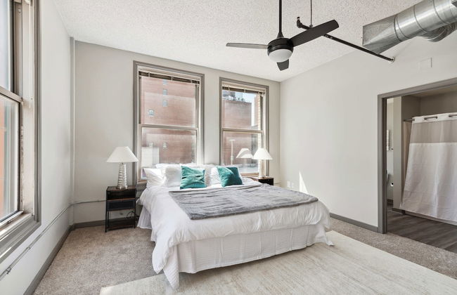 Spacious 2BR Downtown Retreat - Photo 15
