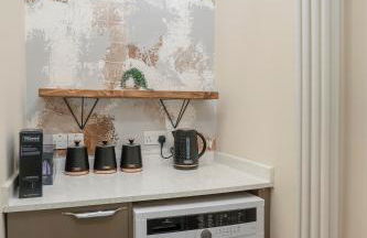 Cosy 2-Bed Flat with Free Parking-by Holiday Homes - Foto 15