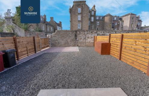 L2 - INVOICE and REDUCED PRICE only via SUNRISE SHORT LETS DUNDEE, Stunning 4 Bed House with 6 Beds and 3 bathrooms, TVs in each room, Free Parking, Fully Equipped, Local Amenities, Easy Ring Road Access, Special Rates and ONLY 9 Mins to STANNERGATE Ports - Foto 62