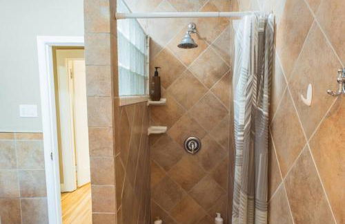 Lovely House near Downtown, Home away from Home! - Foto 16