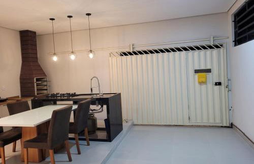 Casa funcional - 02 quartos, 02 camas de casal, 01 cama de solteiro, cozinha gourmet e garagem para carro pequeno - Foto 4