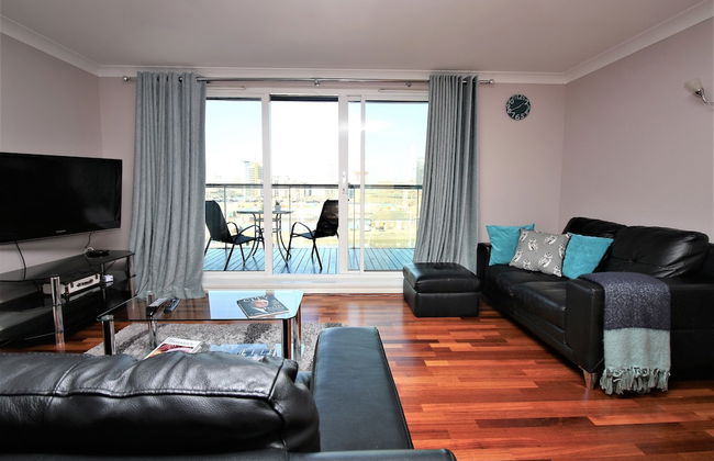 Canary Wharf Luxury River view apartment - Photo 15