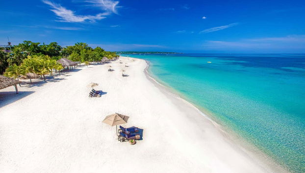 Stroll along Seven Mile Beach