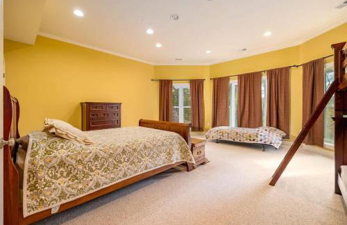 Riverbend Lodge Spacious Riverfront Home with Hot Tub Pool & Mountain view - Foto 62