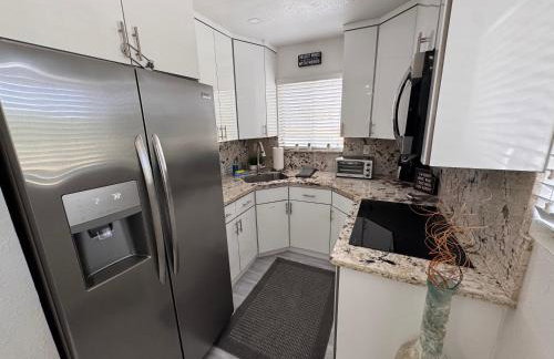 Stylish 2 Bedrooms Apartment by Miami Airport - Photo 3