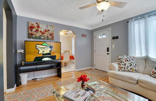 Super Cute & Cool Home with 65Inch TV 2Baths 4 Bedrooms 2King Beds BBQ Grill Fenced Backyard - Foto 3