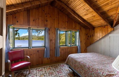 Tranquil Cabin on a Lake with Private Porch near Lebanon, New Hampshire - Foto 6