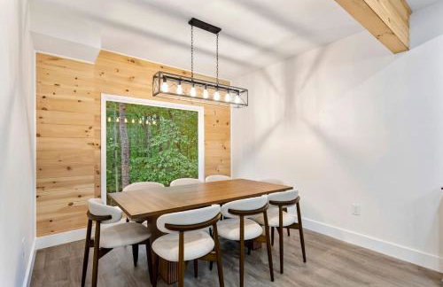 Stylish Lakehouse with Black-and-White Modern Design near Lake Hartwell, Clemson SC - Foto 13