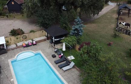 Farmhouse Retreat with Hot Tub, Pool, Horses, Games Room, Free Car Park, Only 45 min from Oxford Circus - Foto 15