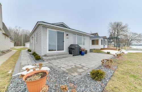 Bright Houghton Lake Home with Boat Dock and Fire Pit - Foto 21