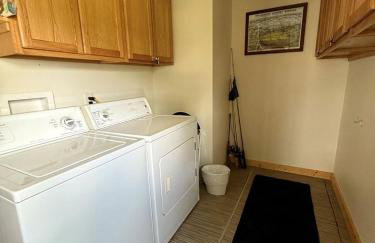 Charming Montana Bungalow with Madison River Views, Steps from Main Street in Ennis, MT - Foto 33