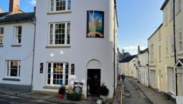 Griffin House - Photo 3