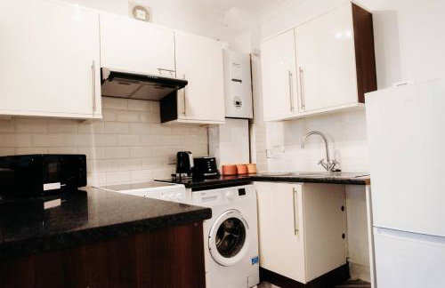 Sunny Beachside Apt with Free Parking - Foto 8