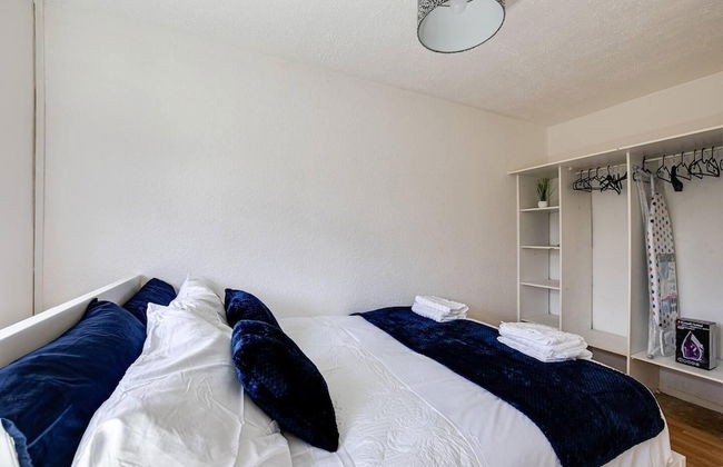 Lovely 2 Bedroom Apartment With Fireplace - Photo 2