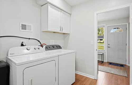 New Lakefront Getaway Private Hot Tub Min to DMC - Foto 14