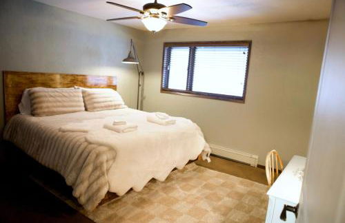 Whole House Aurora View with Hot tub, Sauna and AC - Photo 20