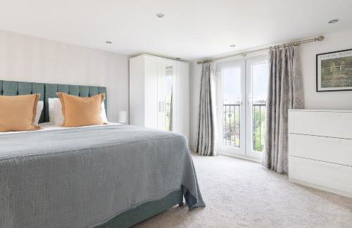 Luxury Family Home in Central Windsor with Large Garden, Games Room, Office, Parking & Pet-Friendly - Photo 13