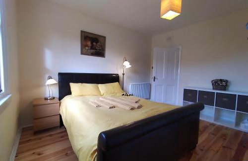 Cosy 2-BDR Apartment & 15 minutes to Edinburgh by train & Free Parking - Foto 6