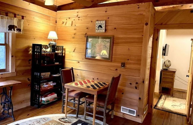 Leave the stress behind!- private hot tub, pet and motorcycle friendly, let peace and nature surround you! 2 Bedroom Home by RedAwning - Foto 17