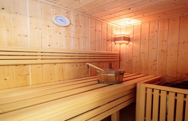 Lush Apartment With Private Sauna - Photo 13