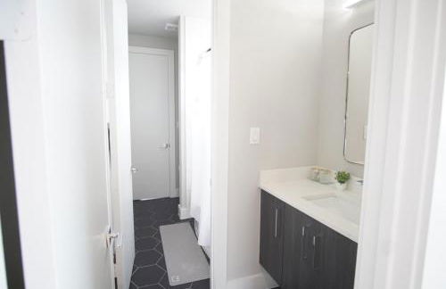 Modern 3BR with Game Room, Near Market Center DART, Med District & Uptown - Foto 18