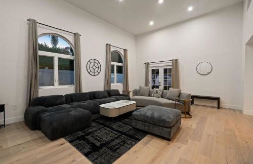 Spacious Modern Home with Rooftop & Private Backyard - Foto 16