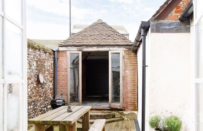 Charming 3bd Townhouse Right in the City Centre - Photo 11