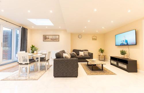 Spacious 4BR Home Walk to Station Parking - Pass the Keys - Foto 1