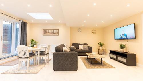 Spacious 4BR Home Walk to Station Parking - Pass the Keys - Foto 1, Other