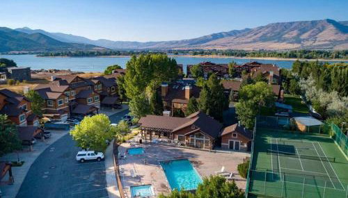 Lakeside Escape with Hot Tub - Foto 3