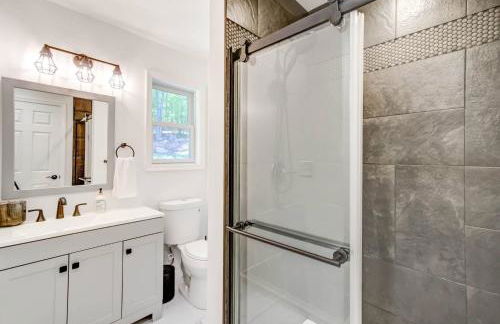 Luxury Mountain Retreat - 4 King Suites & Hot Tub - Photo 37