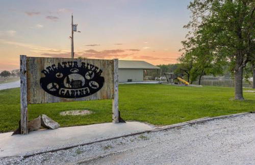 Quiet Riverfront Cabin with Boat Slip Family Friendly Stay in Decatur Nebraska Sleeps 9 - Foto 13