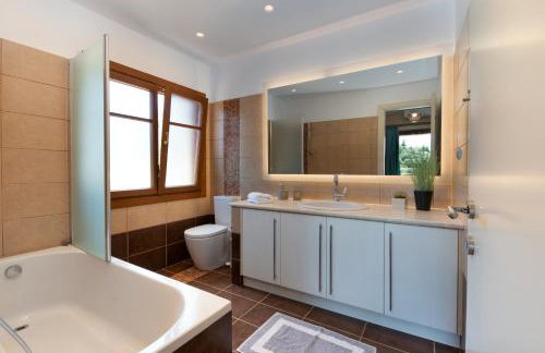 Villa Ozias a modern,spacious, swimmig pool villa. - Foto 21