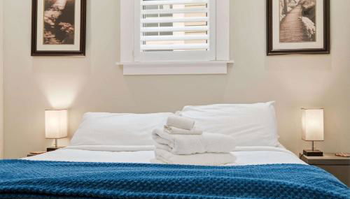 Charming Home in the Highlands W Private Backyard - Foto 3