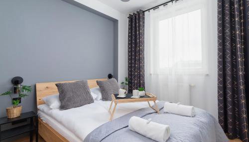 Cozy Apartment with Balcony Chmieleniec by Noclegi Renters - Foto 3