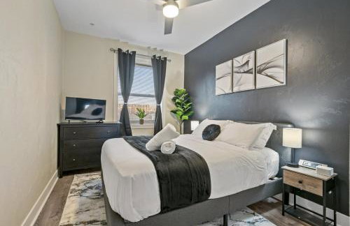 Upscale 2BR suite With Free Parking and Walkable Area - Foto 21