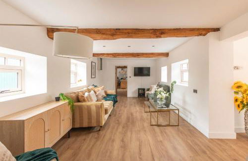 Stunning 5-bed Barn Conversion in Newark-on-Trent by Renzo, Beautiful Surroundings, Sleeps 10! - Foto 2