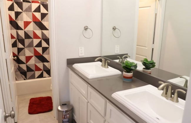 Spacious Home w Putting Green -for Extended Stays - Photo 34