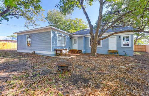 Walk to Downtown Shops and BBQ Home with Fenced Yard - Foto 24