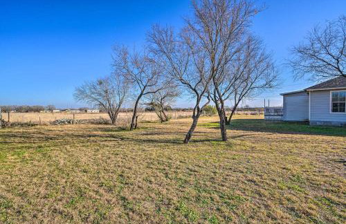 Peaceful Atascosa Home with Balcony and Deck! - Foto 33