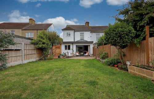 Spacious 4-Bedroom Home Near Station Seafront - Pass the Keys - Foto 11