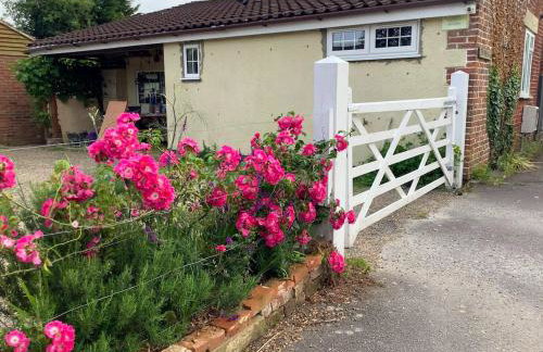 Quirky & cosy 1 or 2 bedroom house in peaceful village - Photo 44