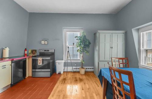 Enchanting 3BR Near Downtown Hartford Cozy & Modern with Parking - Foto 14