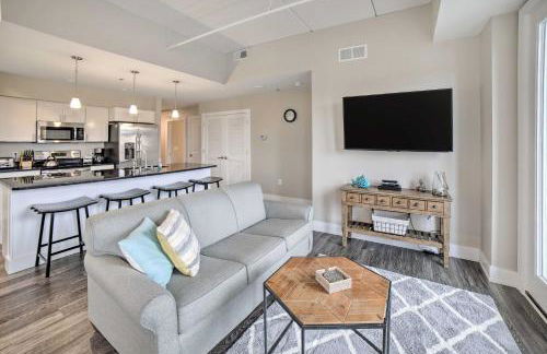 Luxe Manistee Condo with Balcony and River Views! - Foto 1